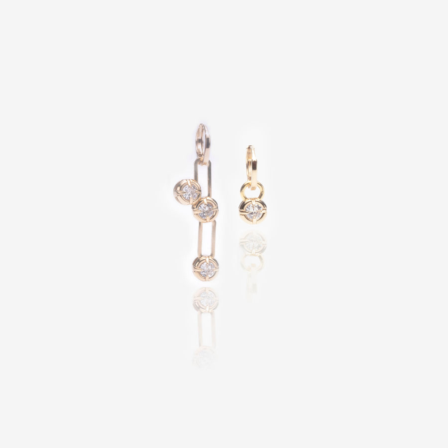 boucle d’oreille femme, boucle d’oreille dorée, boucle d’oreille strass, boucle d’oreille asymétrique, bijou fantaisie femme de qualité, bijoux plaqué or, bijoux haut de gamme, bijoux créateurs paris, bijoux femme tendance, bijou doré et strass