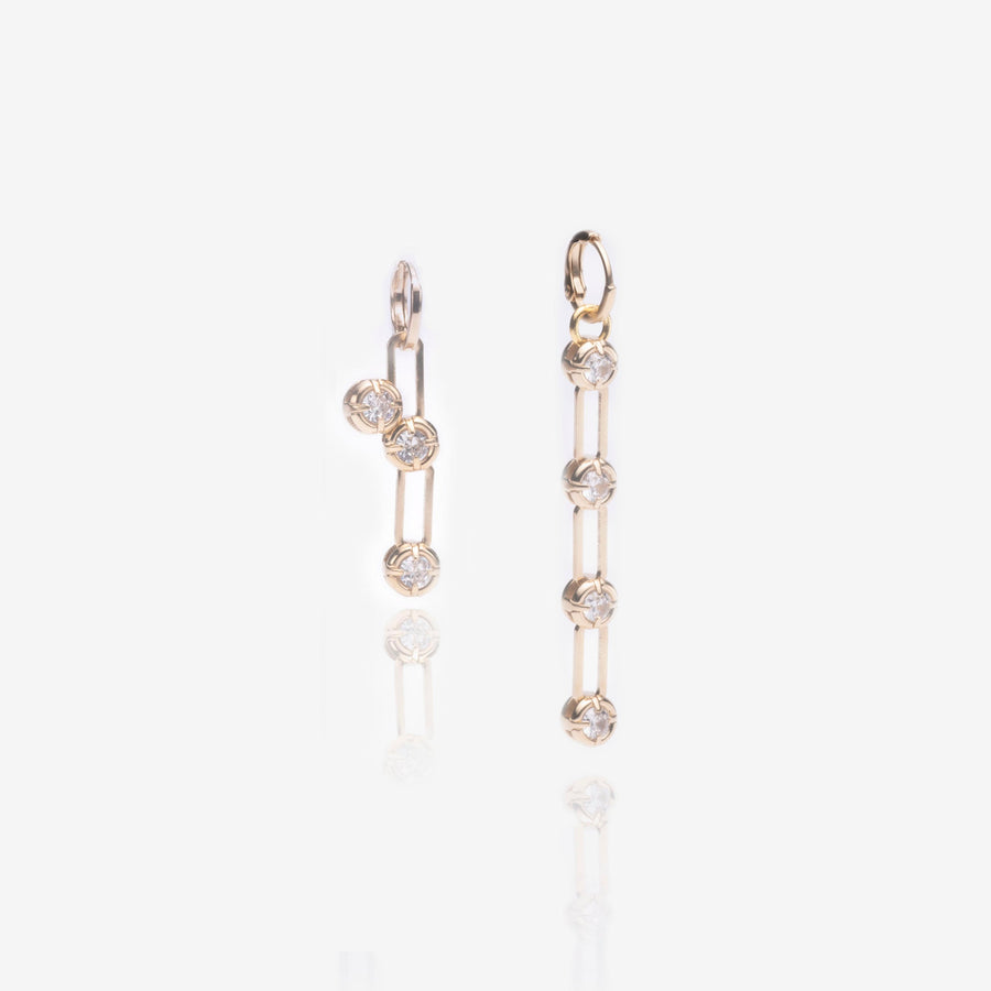 boucle d’oreille femme, boucle d’oreille dorée, boucle d’oreille strass, boucle d’oreille asymétrique, bijou fantaisie femme de qualité, bijoux plaqué or, bijoux haut de gamme, bijoux créateurs paris, bijoux femme tendance, bijou doré et strass