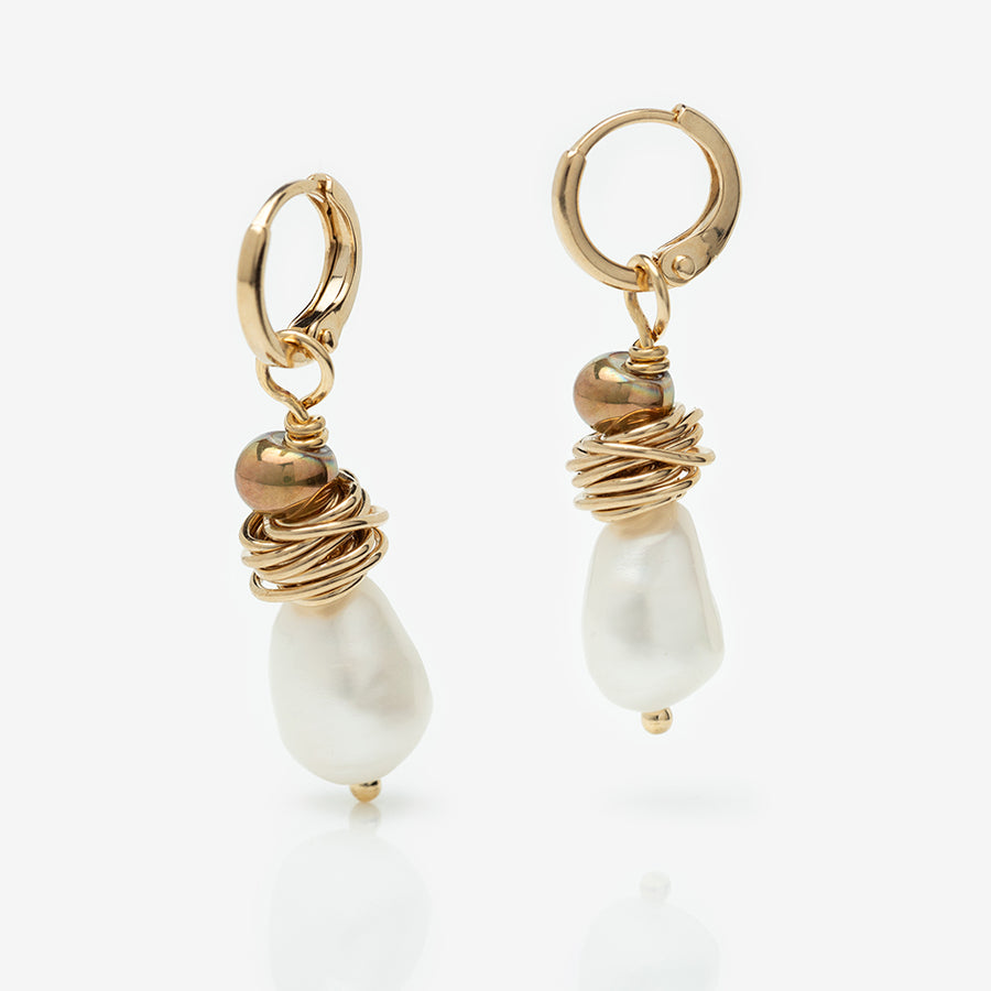 Boucles d'oreilles dorées et ses perles d'eau douce baroque. Bijou créateur tendance raffiné et féminin 
