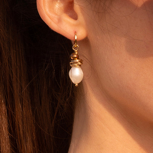 Boucles d'oreilles dorées et ses perles d'eau douce baroque. Bijou créateur tendance raffiné et féminin 