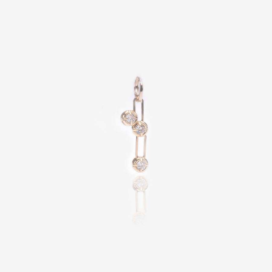 boucle d’oreille femme, boucle d’oreille dorée, boucle d’oreille strass, boucle d’oreille asymétrique, bijou fantaisie femme de qualité, bijoux plaqué or, bijoux haut de gamme, bijoux créateurs paris, bijoux femme tendance, bijou doré et strass