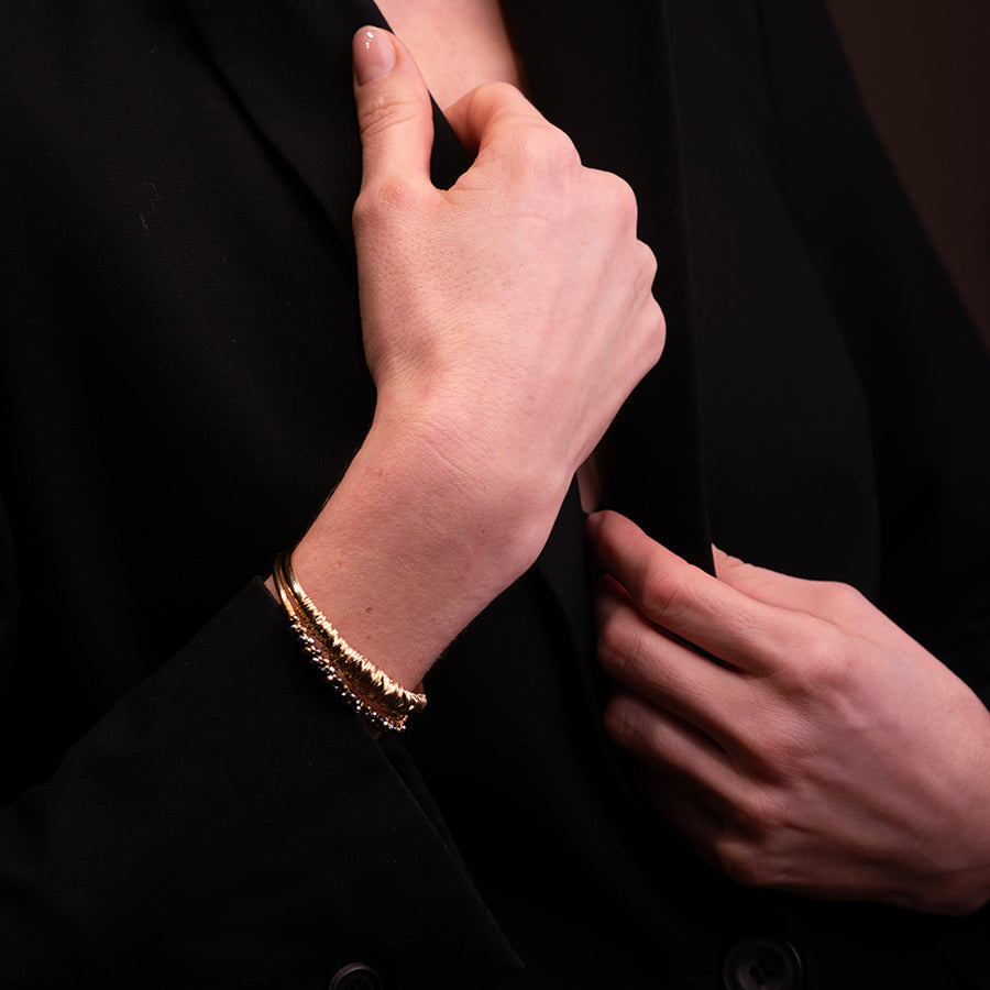 Bracelet fin doré, bijou fantaisie pour femme. Jonc orné de petites hématites naturelles