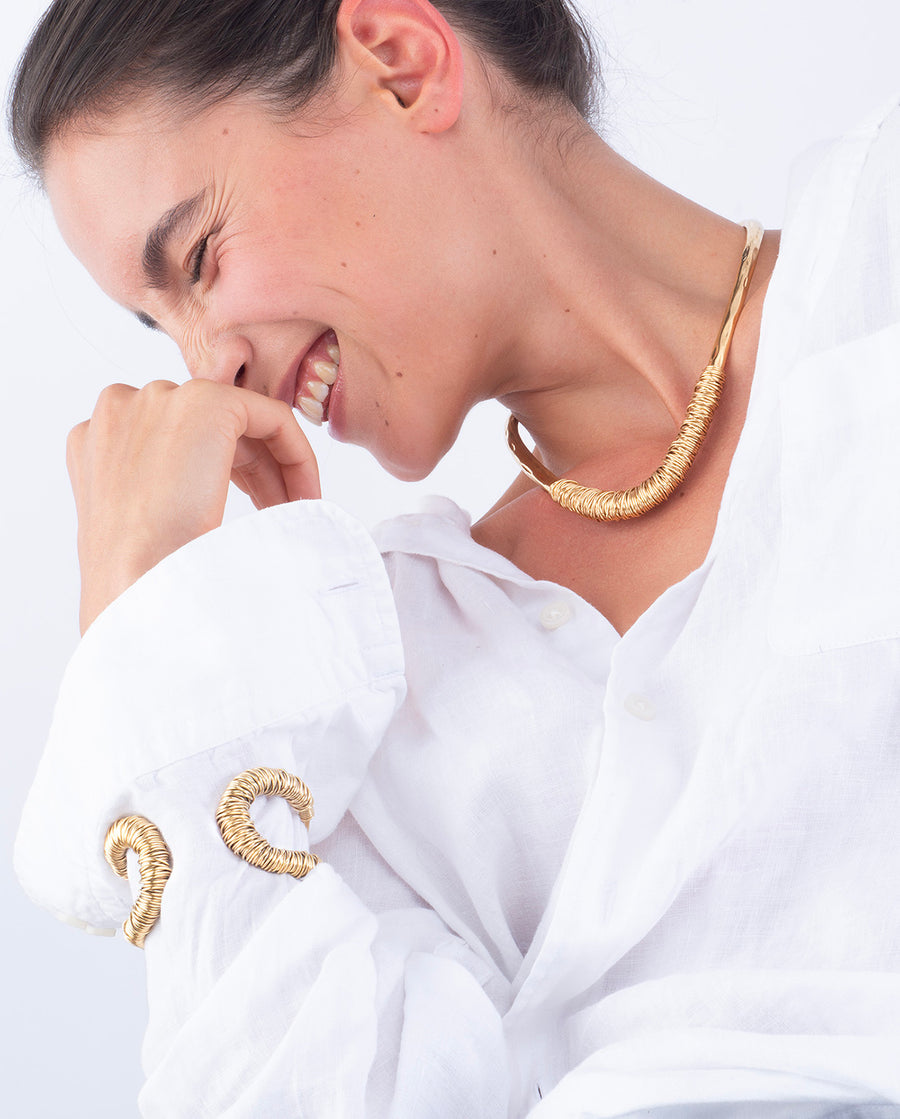 Manchette dorée en fil enroulé réalisée en pièce unique. Bijou créateur et tendance pour femmes 