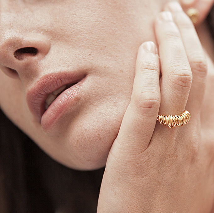 Bague Antigone, bague dorée, bijou fantaisie haut de gamme pour femme, bague en fil enroulé au design original