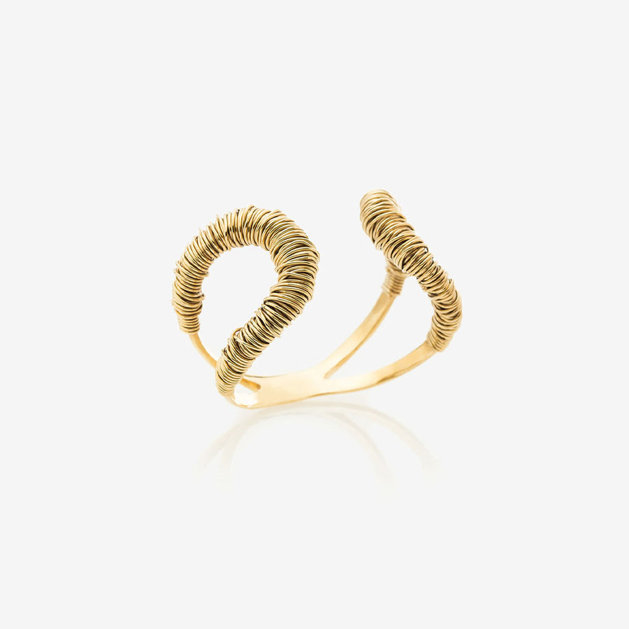 Manchette dorée en fil enroulé réalisée en pièce unique. Bijou créateur et tendance pour femmes 