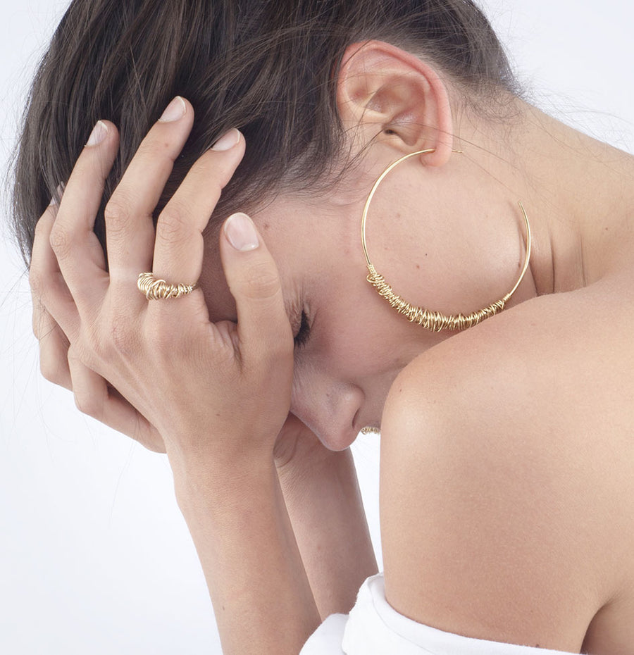  Large créoles dorées, boucle d’oreilles femme, bijou femme fantaisie de qualité, bijoux plaqué or, bijoux haut de gamme, bijoux créateurs paris, bijoux femme tendance, bijoux en fil enroulé