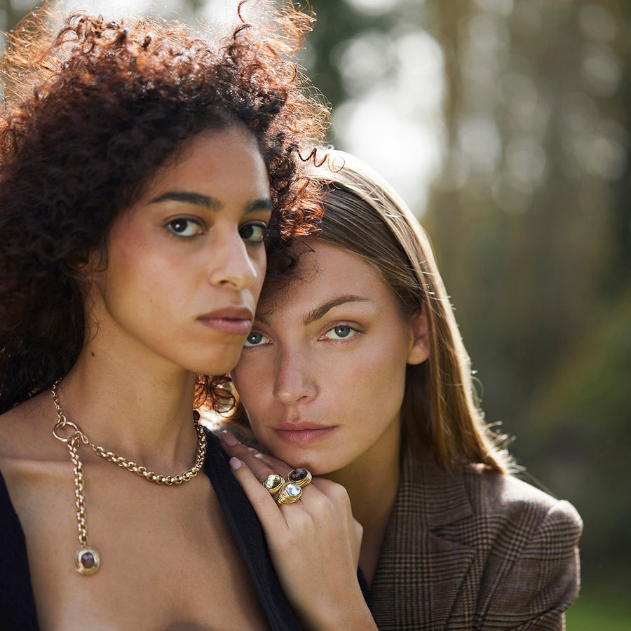 Bague cabochon dorée, en fil enroulé, signature de notre marque. Où l'améthyste verte est sertie délicatement sur un nid de fil d'or