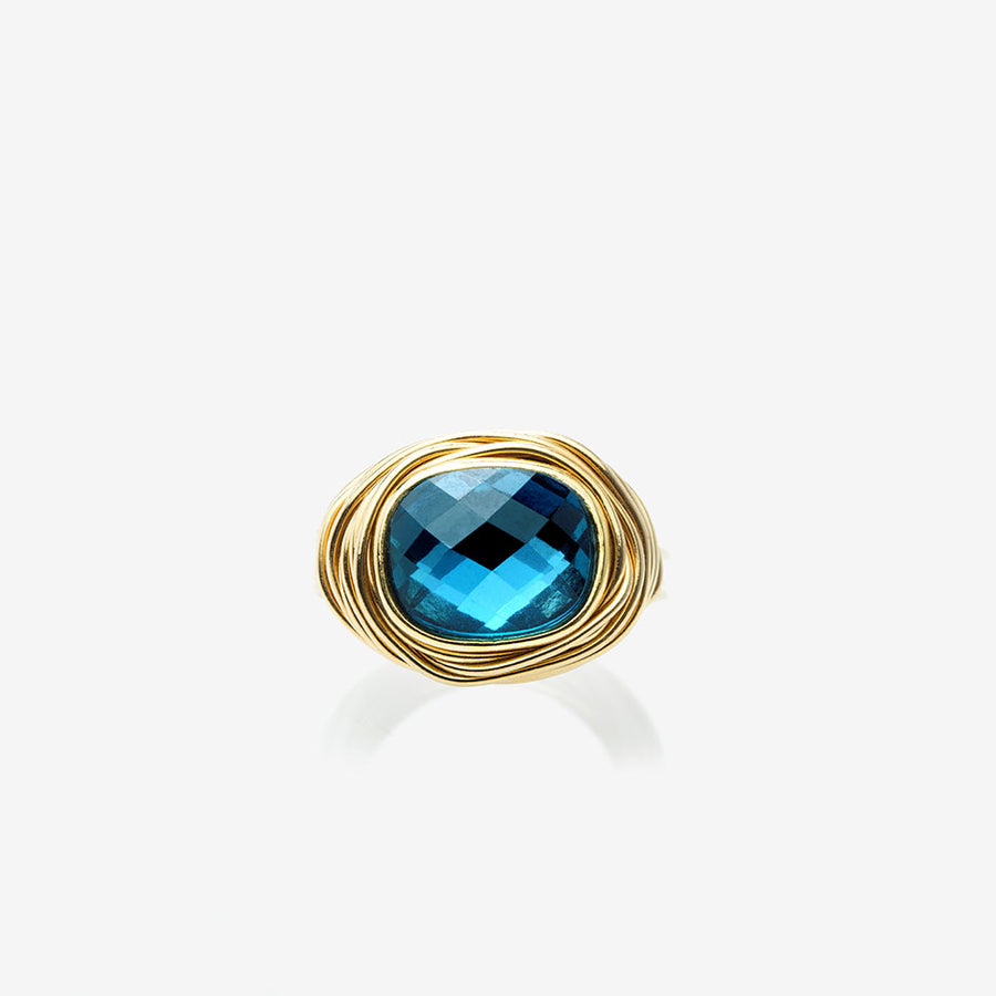 Bague cabochon dorée avec sa topaze blue London bijou créateur et fantaisie pour femme