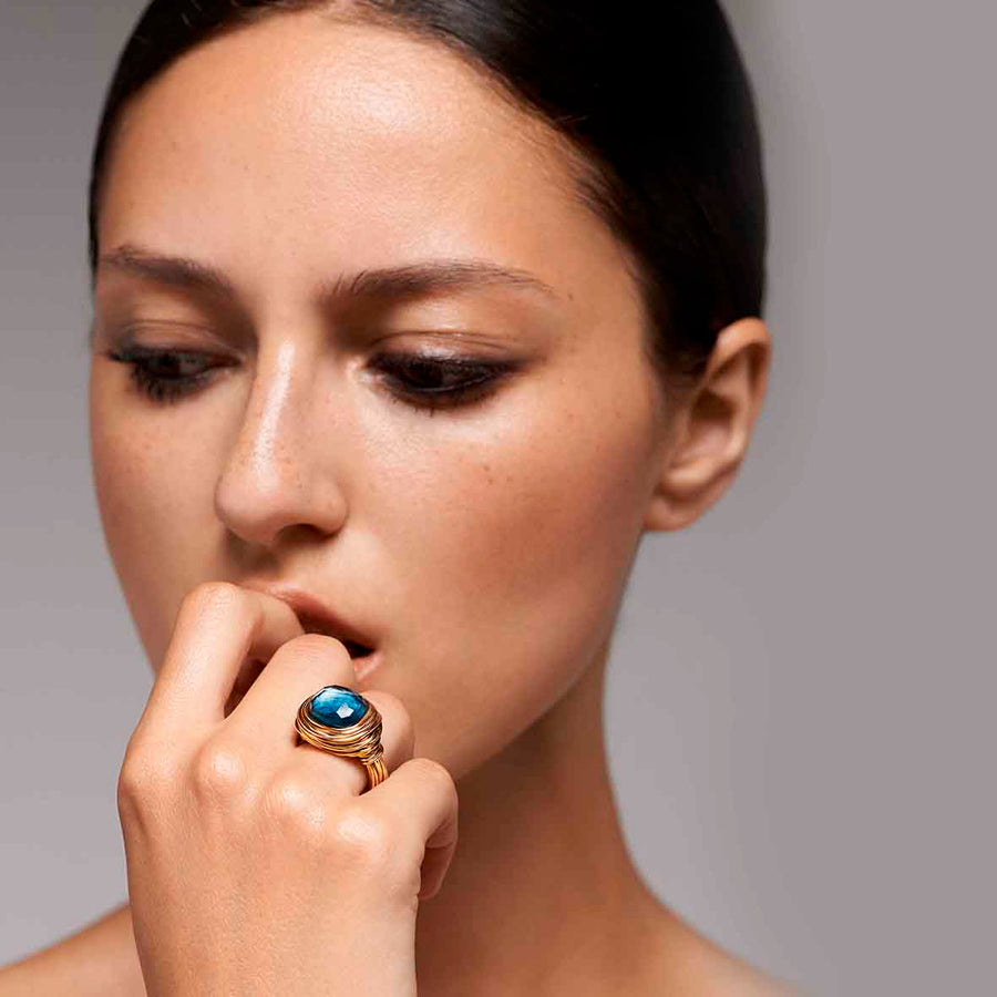 Bague cabochon, bague fantaisie femme, bijoux créateurs paris, bijou fantaisie femme, bague vermeil, bijoux haut de gamme, bijoux créateurs paris, bijoux femme tendance, bague en fil enroulé, bague dorée pierre semi-précieuse, topaze blue London