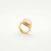 Bague cabochon, bague fantaisie femme, bijoux créateurs paris, bijou fantaisie femme, bague plaqué or, bijoux haut de gamme, bijoux femme tendance, bague en fil enroulé, bague dorée pierre semi-précieuse,  quartz rose