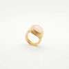 Bague cabochon, bague fantaisie femme, bijoux créateurs paris, bijou fantaisie femme, bague plaqué or, bijoux haut de gamme, bijoux femme tendance, bague en fil enroulé, bague dorée pierre semi-précieuse,  quartz rose