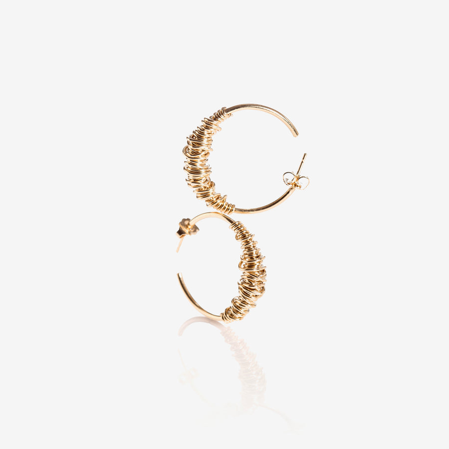 boucle d’oreille femme, créole dorée, boucle d’oreille dorée, bijou fantaisie femme de qualité, bijoux plaqué or, bijoux haut de gamme, bijoux créateurs paris, bijoux femme tendance, bijoux en fil enroulé