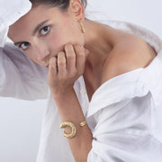 bracelet fantaisie femme, manchette dorée, bijoux créateurs paris, bijou fantaisie femme de qualité, bijoux plaqué or, bijoux haut de gamme, bijoux créateurs paris, bijoux femme tendance, bracelet en fil enroulé