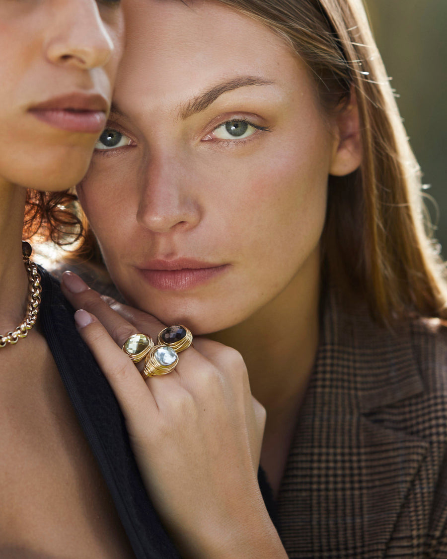 Bague cabochon dorée, en fil enroulé, signature de notre marque. Où la pierre fine est sertie délicatement sur un nid de fil d'or